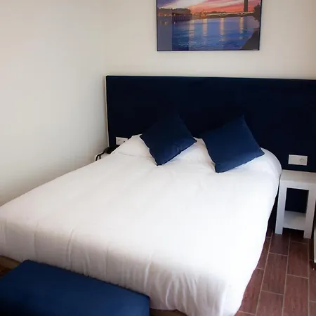 Otel Noches En Triana 2*